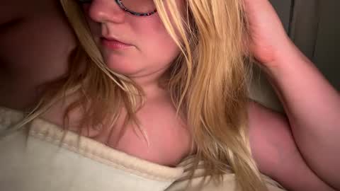 Snapshot of x_dreamgirl_x chatting on October 2025 10:38:01 AM Mariah online show from October 2025 10:38:01 AM