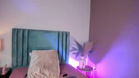 Snapshot of xenarevelo chatting on February 2026 01:29:02 PM Xena Revelo online show from February 2026 01:29:02 PM