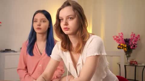 Luna and Lina online show from November 2025 04:11:02 AM