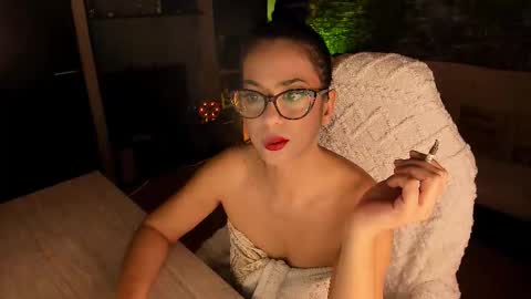Lara online show from November 2025 08:51:01 PM