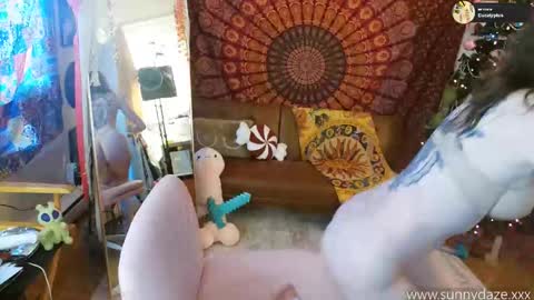 Snapshot of xsunsub chatting on December 2025 08:02:01 PM Sunny Daze online show from December 2025 08:02:01 PM