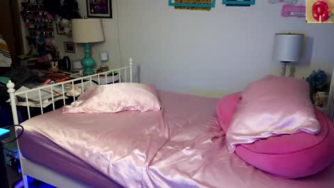 Snapshot of xxstrawberryjanexx chatting on February 2026 05:19:02 AM Strawberry Jane online show from February 2026 05:19:02 AM