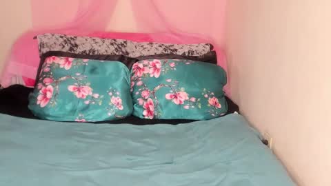 Snapshot of yasminayazzie chatting on February 2025 06:54:01 AM Yasmina online show from February 2025 06:54:01 AM