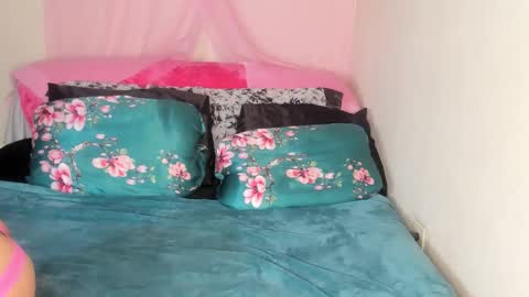 Snapshot of yasminayazzie chatting on February 2025 06:49:02 AM Yasmina online show from February 2025 06:49:02 AM