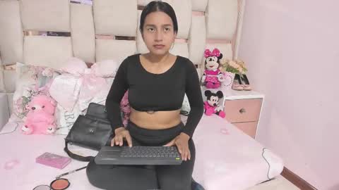 Snapshot of yeinsoliveros chatting on December 2025 11:08:02 AM Yeins online show from December 2025 11:08:02 AM