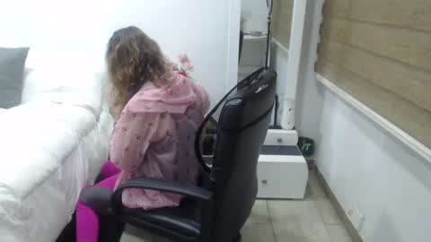 Snapshot of yessilatin chatting on December 2024 12:12:01 AM jessy online show from December 2024 12:12:01 AM