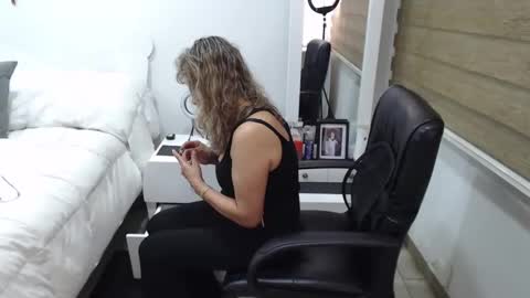 Snapshot of yessilatin chatting on February 2025 01:00:01 AM jessy online show from February 2025 01:00:01 AM