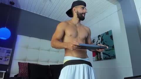 Yiyo online show from October 2025 09:33:01 PM