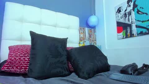 Yiyo online show from November 2025 08:43:01 PM