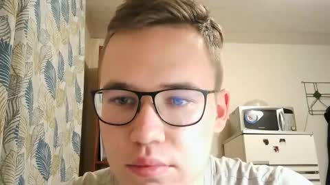 Yminoske online show from November 2025 03:28:02 PM