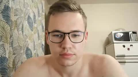 Yminoske online show from November 2025 12:38:02 PM