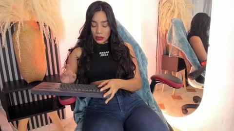 Snapshot of yourcutemolly chatting on March 2025 05:49:02 AM Selena online show from March 2025 05:49:02 AM