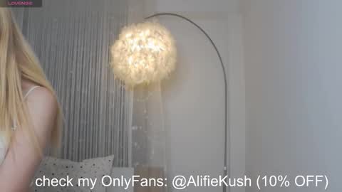 Snapshot of yourfaveblonde chatting on February 2026 10:24:02 PM K online show from February 2026 10:24:02 PM