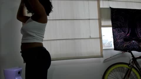 elizabeth  ju   online show from February 2025 10:00:01 PM