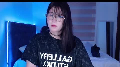 Snapshot of yuri_stars chatting on February 2025 10:43:02 PM Yuri Stars online show from February 2025 10:43:02 PM