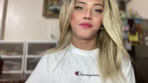 Snapshot of yvonne_guidotti chatting on November 2025 02:06:01 AM Miss Cali online show from November 2025 02:06:01 AM