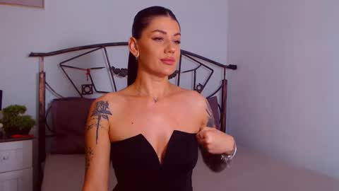 I V Y   online show from September 2025 07:38:01 PM