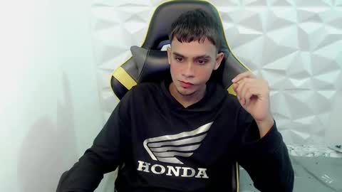 Snapshot of zacariass_ chatting on December 2024 10:05:02 PM ZACARIAS online show from December 2024 10:05:02 PM