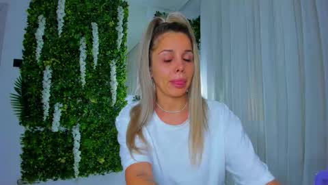 Snapshot of zinasquirts chatting on October 2025 02:47:02 PM Galli online show from October 2025 02:47:02 PM