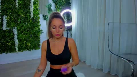 Snapshot of zinasquirts chatting on October 2025 07:25:01 PM Galli online show from October 2025 07:25:01 PM