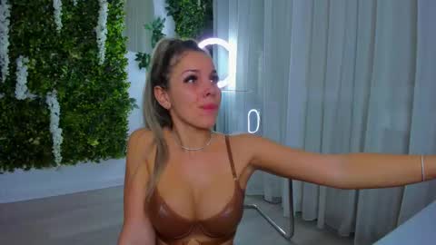 Snapshot of zinasquirts chatting on October 2025 08:54:02 PM Galli online show from October 2025 08:54:02 PM