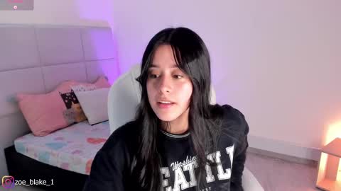 Snapshot of zoe_blake18 chatting on February 2025 04:14:01 PM Zoe online show from February 2025 04:14:01 PM