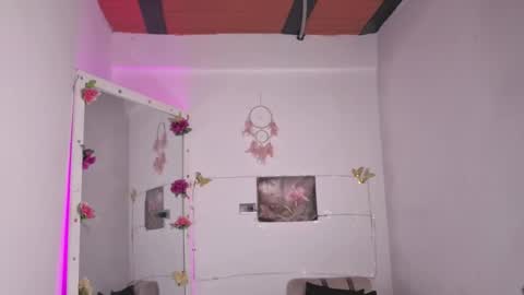 Snapshot of zoee_dolcee chatting on October 2025 10:43:02 PM Catt online show from October 2025 10:43:02 PM