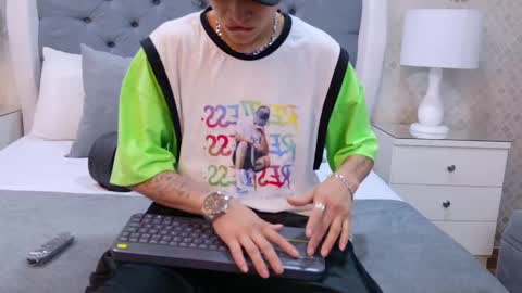 Zoe Krug online show from September 2025 12:10:02 PM