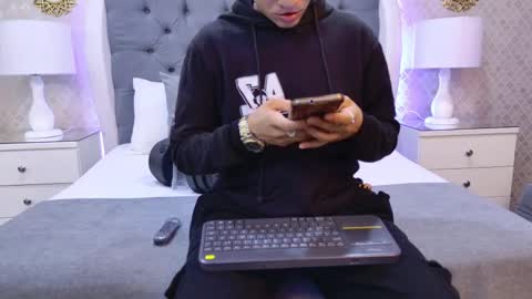 Zoe Krug online show from November 2025 11:49:01 AM