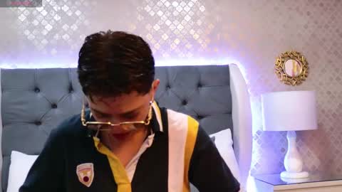 Zoe Krug online show from December 2025 12:21:02 PM