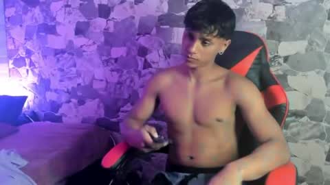 zyzz_1812 online show from April 2026 05:32:02 AM