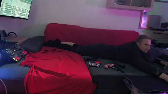 Snapshot of davidgntxxxxx chatting on April 2026 05:57:01 PM davidgntxxxxx online show from April 2026 05:57:01 PM