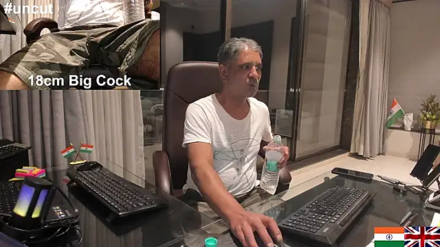 Snapshot of OnlineBossUK chatting on February 2025 10:45:01 PM OnlineBossUK online show from February 2025 10:45:01 PM