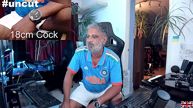 Snapshot of OnlineBossUK chatting on March 2025 08:43:02 PM OnlineBossUK online show from March 2025 08:43:02 PM