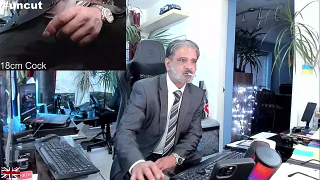 Snapshot of OnlineBossUK chatting on September 2025 06:09:02 PM OnlineBossUK online show from September 2025 06:09:02 PM