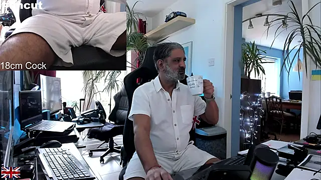 Snapshot of OnlineBossUK chatting on October 2025 01:31:01 PM OnlineBossUK online show from October 2025 01:31:01 PM