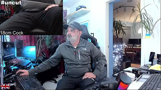 Snapshot of OnlineBossUK chatting on October 2025 08:18:01 PM OnlineBossUK online show from October 2025 08:18:01 PM