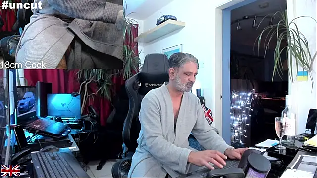 Snapshot of OnlineBossUK chatting on November 2025 11:29:01 PM OnlineBossUK online show from November 2025 11:29:01 PM