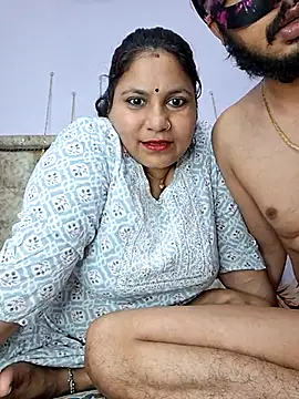 MOM-SUN-COUPLE online show from March 2025 04:40:02 PM