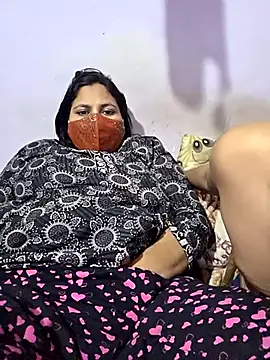 MOM-SUN-COUPLE online show from September 2025 07:13:02 PM