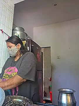 MOM-SUN-COUPLE online show from October 2025 08:58:01 AM