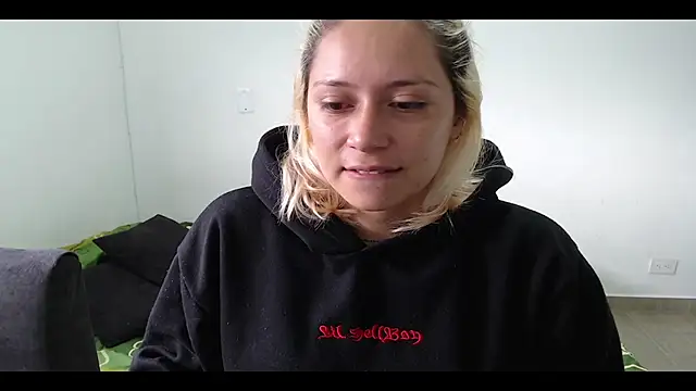 Snapshot of MommyMiaWs chatting on February 2025 12:54:02 PM MommyMiaWs online show from February 2025 12:54:02 PM