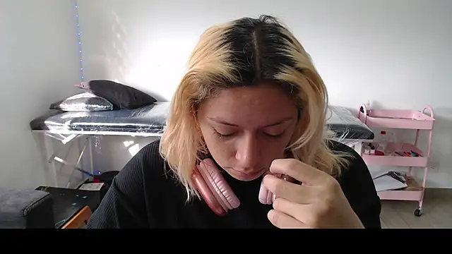 Snapshot of MommyMiaWs chatting on March 2025 12:48:01 PM MommyMiaWs online show from March 2025 12:48:01 PM