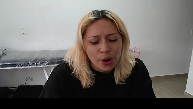 Snapshot of MommyMiaWs chatting on March 2025 03:53:01 PM MommyMiaWs online show from March 2025 03:53:01 PM