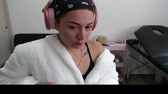 Snapshot of MommyMiaWs chatting on March 2025 04:24:01 PM MommyMiaWs online show from March 2025 04:24:01 PM