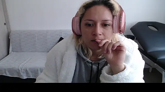 Snapshot of MommyMiaWs chatting on March 2025 01:03:01 PM MommyMiaWs online show from March 2025 01:03:01 PM