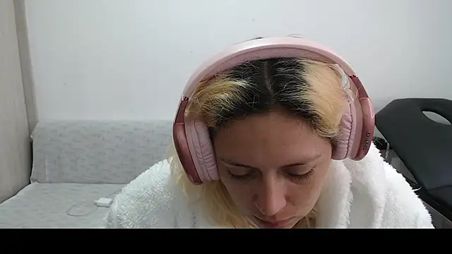 Snapshot of MommyMiaWs chatting on March 2025 04:03:02 PM MommyMiaWs online show from March 2025 04:03:02 PM