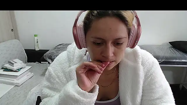 Snapshot of MommyMiaWs chatting on March 2025 05:31:02 PM MommyMiaWs online show from March 2025 05:31:02 PM