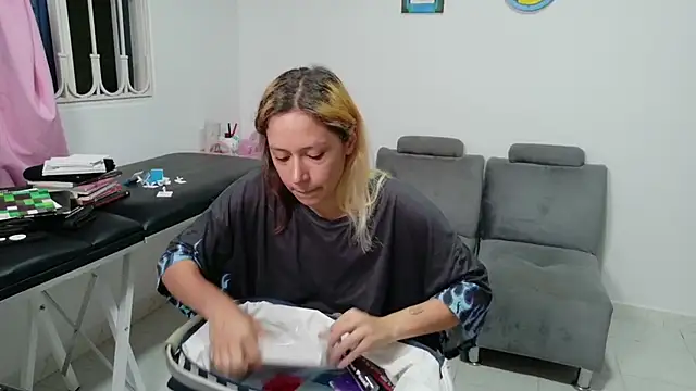 Snapshot of MommyMiaWs chatting on November 2025 03:06:01 AM MommyMiaWs online show from November 2025 03:06:01 AM