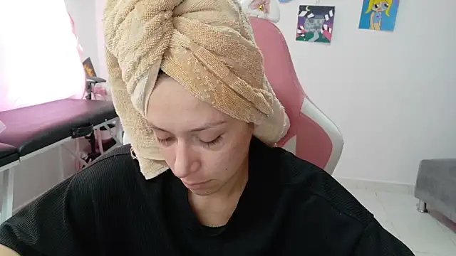 Snapshot of MommyMiaWs chatting on December 2025 04:34:01 PM MommyMiaWs online show from December 2025 04:34:01 PM